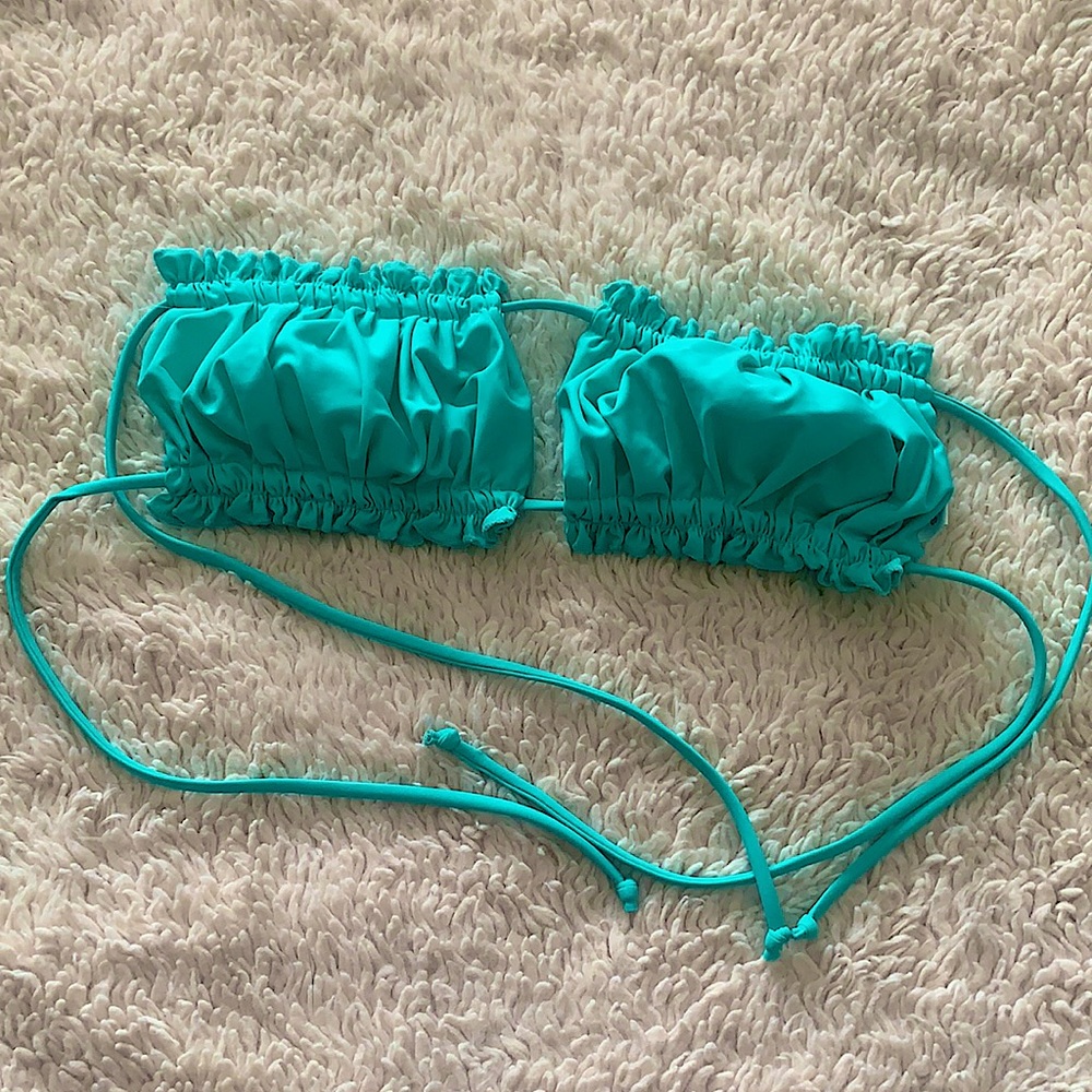 Super cute bikini top Never worn Size S